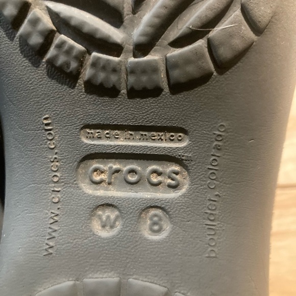 Crocs flats in size 8 in excellent condition. Black in color - Picture 4 of 10